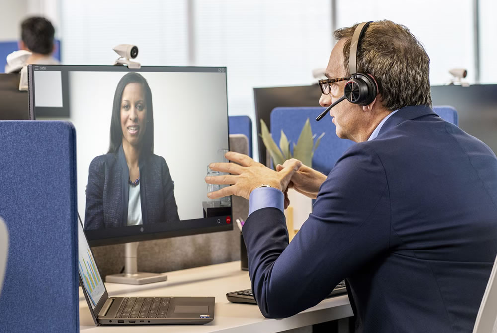 Poly Voyager 4320 UC USB-A/USB-C + Stand